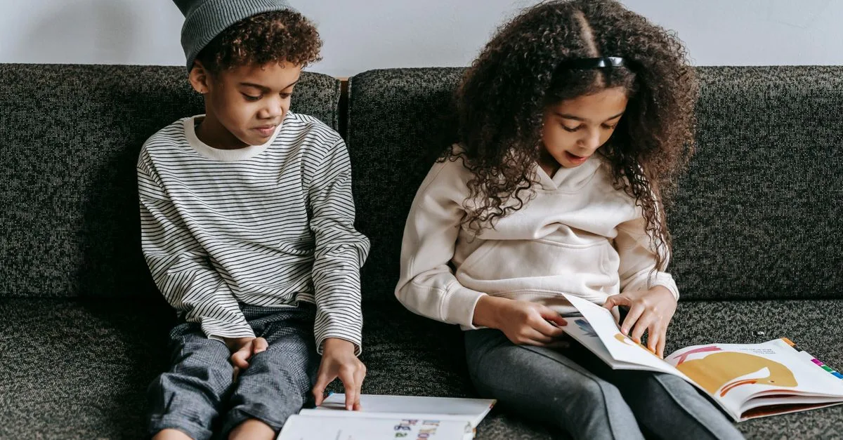 découvrez les bases de l'alphabétisation précoce pour favoriser le développement du langage et des compétences en lecture chez les jeunes enfants.